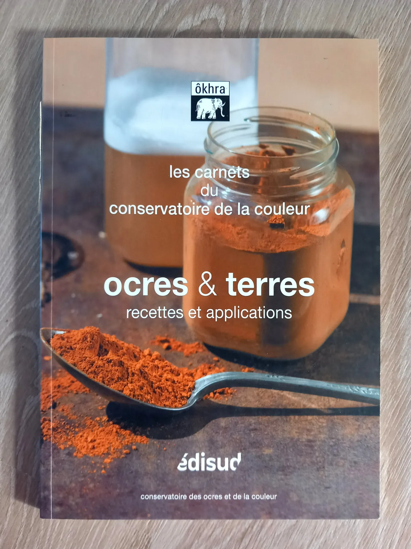 Ocres et terres, recettes et applications (Les Carnets du Conservatoire de la Couleur)