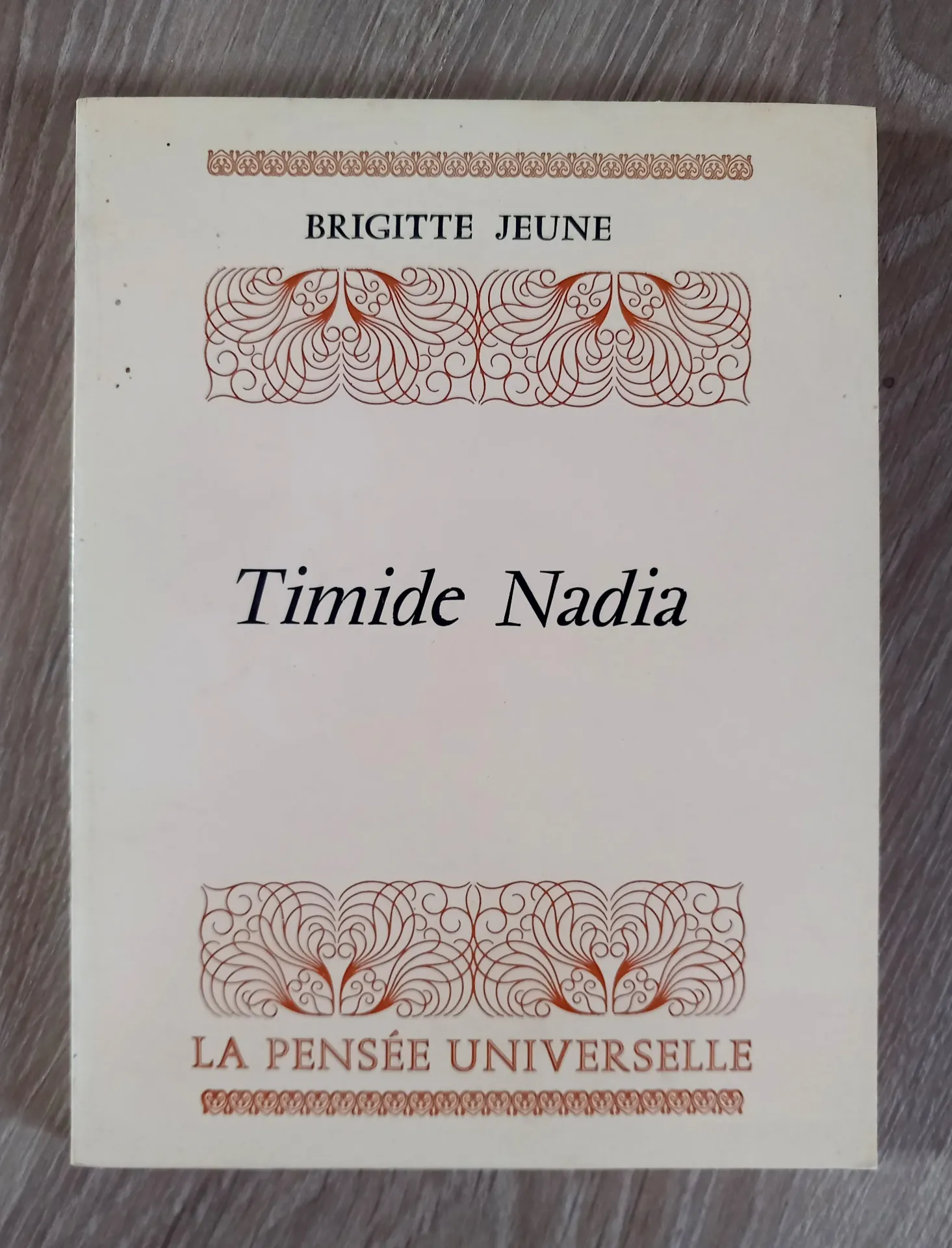 Timide Nadia (Brigitte Jeune)